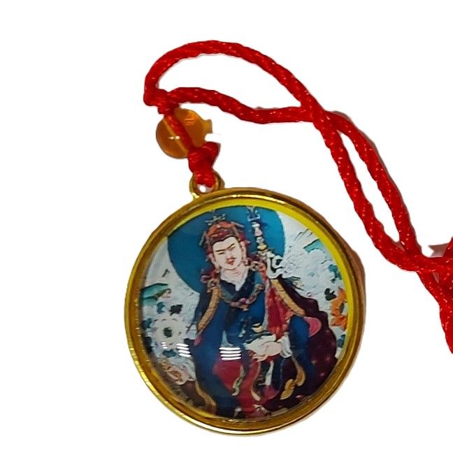 Красная нить с кулоном с изображением  Падмасамбхавы.  Тибет. Длина до 37см.