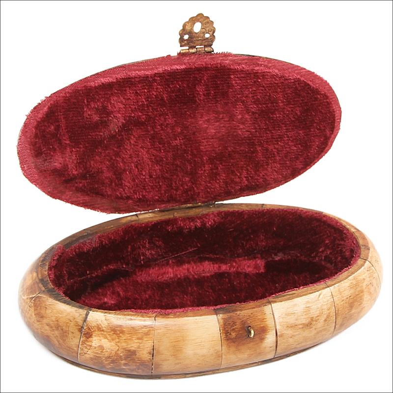 Шкатулка с инкрустацией (кость) 7х5,5,5см